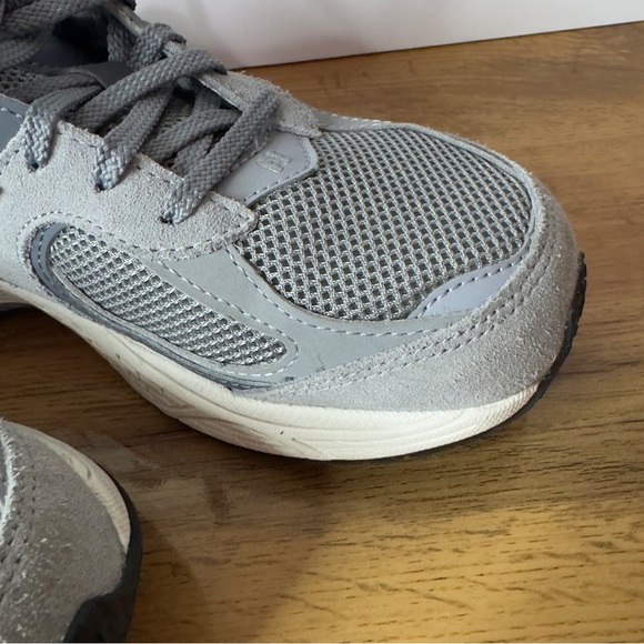 New Balance 2002R Big Kids Gray and Navy Sneakers, Size 6.5 Retails for $100 - Picture 3 of 8